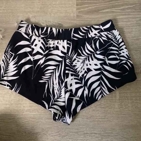 Palm Tree print black and white shorts - Picture 2 of 3